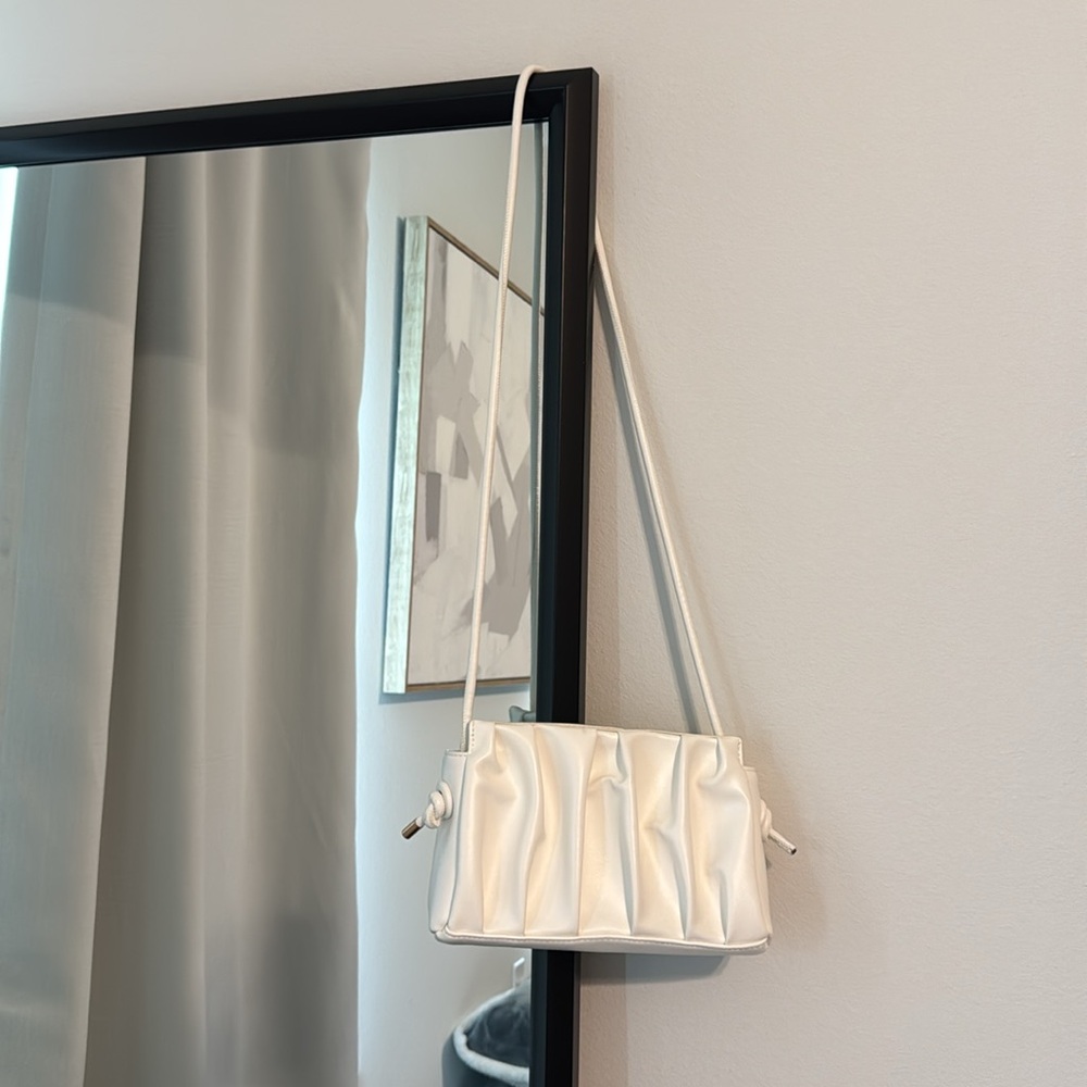 Elegant White Shoulder Bag - Picture 6 of 6